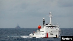 一艘中国巡逻舰在南中国海上行驶,它背后便是饱受争议的石油钻井平台 (资料照)
