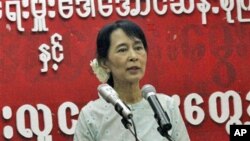 昂山素季被解除软禁,尽管政府继续不承认她领导的反对党“全国民主联盟”的合法地位。
