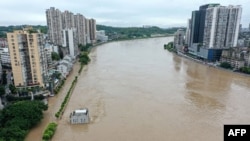 四川省内江市的沱江在连续暴雨之后的景象。(2020年8月18日)