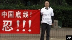 一名中国男子在菲律宾驻北京大使馆附近抗议并誓言捍卫中国主权(2012年5月11日)