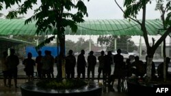 ကရင်နယ်ခြားစောင့်တပ်က ဝင်ရောက်စီးနင်းရှာဖွေထားတဲ့ အွန်လိုင်းငွေလိမ်ဂိုးဏ်းအလုပပ်သမားတွေနဲ့ အဓမ္မခိုင်းစေခံရသူတွေလို့ဆိုသူတွေကို မြဝတီမြို့ ထိုင်းနဲ့နယ်စပ် စစ်ဆေးရေးဂိတ်မှာတွေ့ရစဥ်။ (ဖေဖေါ်ာဝါရီ ၂၃၊ ၂၀၂၅)