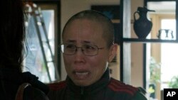 诺贝尔和平奖得主刘晓波去年因癌症病逝后,其遗孀刘霞一直遭中国政府软禁(资料照片)