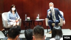 布拉格市长贺瑞卜(Zdeněk Hřib)9月4日召开记者会宣布与台北市未来多项的城市交流计划。(美国之音黄丽玲摄)