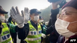 上海浦东新区人民法院对中国公民记者张展开庭审理时,警方试图阻止记者在法院外录像报道。(2020年12月28日)