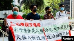 香港一些活动人士不畏恐惧,在法庭外向被判刑的民主派人士表达支持。(路透社2021年9月15日)