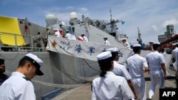 停泊在尼日利亚拉各斯港的中国军舰和水兵(2023年7月4日)