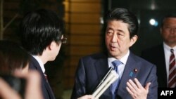安倍4月27日见媒体谈韩朝峰会(法新社)