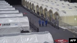 为提升新冠病毒检测能力,江苏南京在一个会展中心建立了数个临时“火眼”实验室。(2021年7月28日)