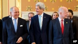 法国外长法比奥斯(左)、美国国务卿克里与英国外相黑格(右)在伦敦参加11国会议。(2014年5月15日)