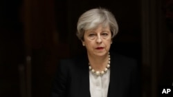 (资料图)英国首相特雷莎·梅离开伦敦的唐宁街10号,前往曼彻斯特(2017年5月23日)。