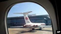 在这张2015年6月27日的资料照片中,一架高丽航空公司的飞机停在平壤国际机场的停机坪上。