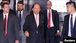 美国商务部长罗斯离开北京的一家酒店,前去参加与中国官员的会谈(2018年6月2日)