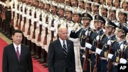 中国国家副主席习近平8月18日在北京欢迎到访的美国副总统拜登,两位领导人检阅仪仗队