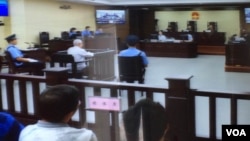 天津第二中级人民法院对709律师案和异议人士案的庭审星期三继续进行。独立中文笔会会员、北京教会人士胡石根在法庭被告席上,他被控涉嫌“颠覆国家政权罪”(法庭照片)
