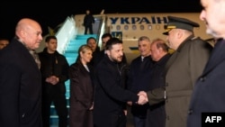 Президент та перша леді України Володимир Зеленський та Олена Зеленська після прибуття до Туреччини ввечері 17 лютого 2025 року. Фото: AFP / X account of Volodymyr Zelensky / Handout