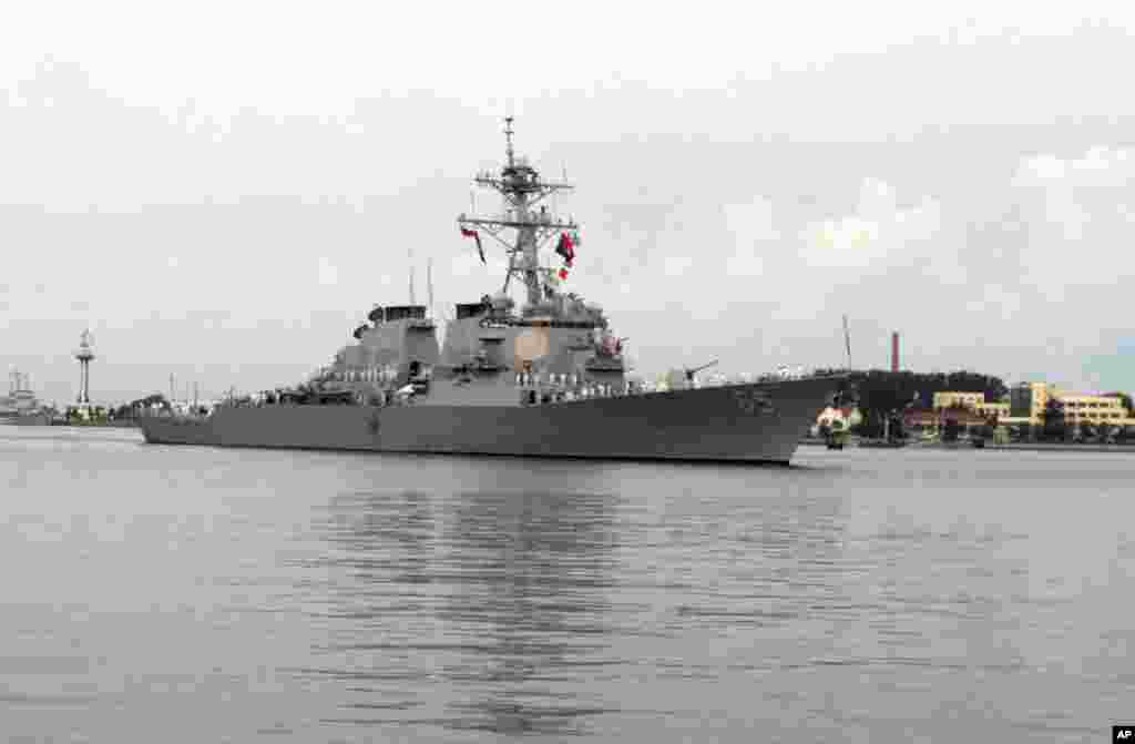 美国海军“本福德号”导弹驱逐舰访问中国北海舰队基地港口青岛(2016年8月8日), 这是北京对海牙仲裁法庭否决中国在南中国海扩张性的海洋权声索的合法性做出愤怒反应之后,第一艘美国海军舰船访问中国。 “本福德号”舰长贾斯廷对媒体发表了简短的谈话,表示这次访问的目的是跟中国海军建立关系。  