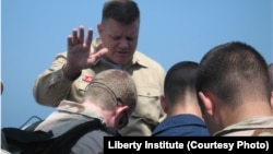 默德牧师(Wesley Modder)在为士兵祷告(照片来源:Liberty Institute)