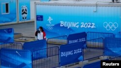 北京奥组委的一名工作人员在冬奥会场地工作。(路透社2022年1月3日)