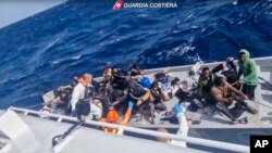 mashua iliyokuwa na wahamiaji inakaribia kwa operesheni ya uokoaji katika kisiwa cha Lampedusa katika bahari ya Mediterania. Walinzi wa Pwani ya Italia waliokoa watu 22 na kupata miili tisa Alhamisi, Aprili 10, 2024,