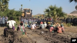 ကြေးနီစီမံကိန်း ကန့်ကွက်ဆန္ဒပြနေတဲ့ ဒေသခံများနဲ့ ရဲလုံခြုံရေးများ။