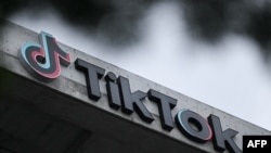 资料照片:美国加利福尼亚州一个办公楼展示的TikTok标志。(2023年3月16日)