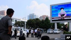 朝鲜民众观看有关9月9日火箭试射的电视新闻