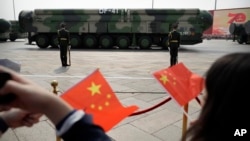 北京庆祝中华人民共和国成立 70 周年的大规模阅兵式上的东风-41洲际弹道导弹。(2019年10月1日)