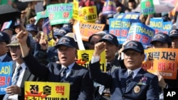 韩国老兵协会成员在首尔举行的一个集会上呼喊口号谴责朝鲜进行核试射的挑衅行为。(2017年9月12日)
