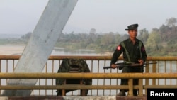 ယခင်ပုံဟောင်း - မြစ်ကြီးနားမြို့ ဗလမင်းထင်တံတားပေါ်က စစ်ကောင်စီတပ်သားတဦး