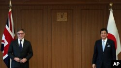 英国国防部采购部长奎因(左)在东京与日本防卫相岸信夫会晤。(2021年9月22日)