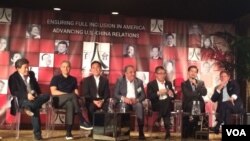 好莱坞电影制作人在“百人会”年会上讨论好莱坞与中国。 从左至右: 唐伟,(唐媒体合伙公司发起人)、阿里.伊曼纽尔 (WME-IMG联合首席执行长),高群耀( 北京万达文化产业集团有限公司, 首席执行官)、詹姆斯.吉亚诺普罗斯 (20 世纪福克斯董事长和首席执行官)、黎瑞刚( 华人文化产业投资基金董事长)、华美银行(East West Bank)董事长兼首席执行官吴建民(Dominic Ng)和罗伯特.西蒙斯(STX娱乐公司董事长和首席执行官) (美国之音斯洋拍摄)