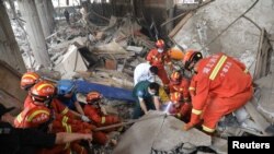 中国湖北救援人员在搜救十堰市煤气管道爆炸事故的死伤者。(2021年6月13日)