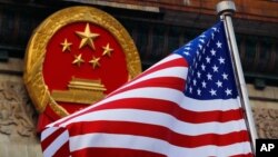 资料照:2017年11月9日美国国旗在中国人民大会堂前飘扬