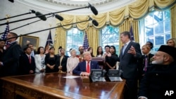 资料照片:美国国际宗教自由无任所大使布朗贝克(Sam Brownback)与国际宗教迫害受害者在白宫与特朗普总统会面。(2019年7月17日)