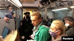 俄罗斯当局逮捕反对派人士纳瓦尔尼Navalny(着绿衣者)2021年1月17日在莫斯科一个机场被逮捕(路透社)