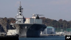 在日本横须贺,在时任美国国防部长的阿什顿·卡特访问结束后,一架直升机准备降落在日本海上自卫队“出云”号直升机驱逐舰的飞行甲板上。(2016年12月6日)