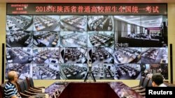 2018年6月7日,中国陕西省西安,一年一度的全国高考,工作人员监督考试场地。