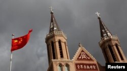 资料照:河北省黄土岗村的天主教堂前飘扬的中国国旗。(2018年9月30日)