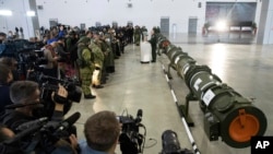 俄罗斯当局向外国记者和武官展示其 9M729陆基巡航导弹( 2019年1月23日美联社)