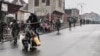 Bavandi na tuku-tuku ya koni "chukudu" azali kotambola liboso lya molongo ya batamboki ba M23 baye bazali kokota na Goma, 27 sanza ya yambo 2025.