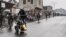 Bavandi na tuku-tuku ya koni "chukudu" azali kotambola liboso lya molongo ya batamboki ba M23 baye bazali kokota na Goma, 27 sanza ya yambo 2025.