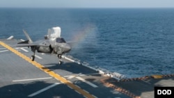 F35战机2017年7月12日训练舰上升降(美国海军)