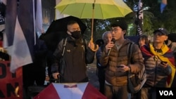 资料照片:2024年10月1日,在中国共产党建立政权的周年日,反对中国政府的英国港桥协会创办人郑文洁在有可能被改建成为中国大使馆的伦敦前皇家铸币厂建筑物外举行的抗议集会上讲话。(美国之音郑乐捷拍摄)