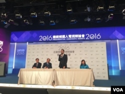 台湾各党总统候选人2016年1月2日进行第二场,也是最后一场电视辩论,就薪资等民众关心议题发表政见。(美国之音萧洵拍摄)