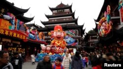 上海豫园人们喜庆猪年(2019年1月31日路透社)
