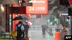 2023年9月8日,香港市民在大雨中行走。(法新社)