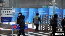 冬奥会新闻中心外为防止新冠病毒传播环闭管理设立的路卡关闭了道路。(2022年1月24日)