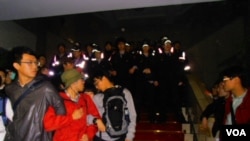 台湾行政院的警察阻止反服贸协议的学生冲上二楼(美国之音申华拍摄)