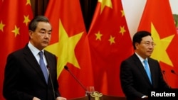 中国外长王毅与越南副总理兼外交部长范平明在河内会谈后举行新闻发布会。(2018年4月1日)