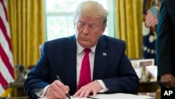 За своєї першої каденції Дональд Трамп підписав виконавчий указ, щоб збільшити санкційний тиск на Іран. 24 червня 2019 року. Фото AP